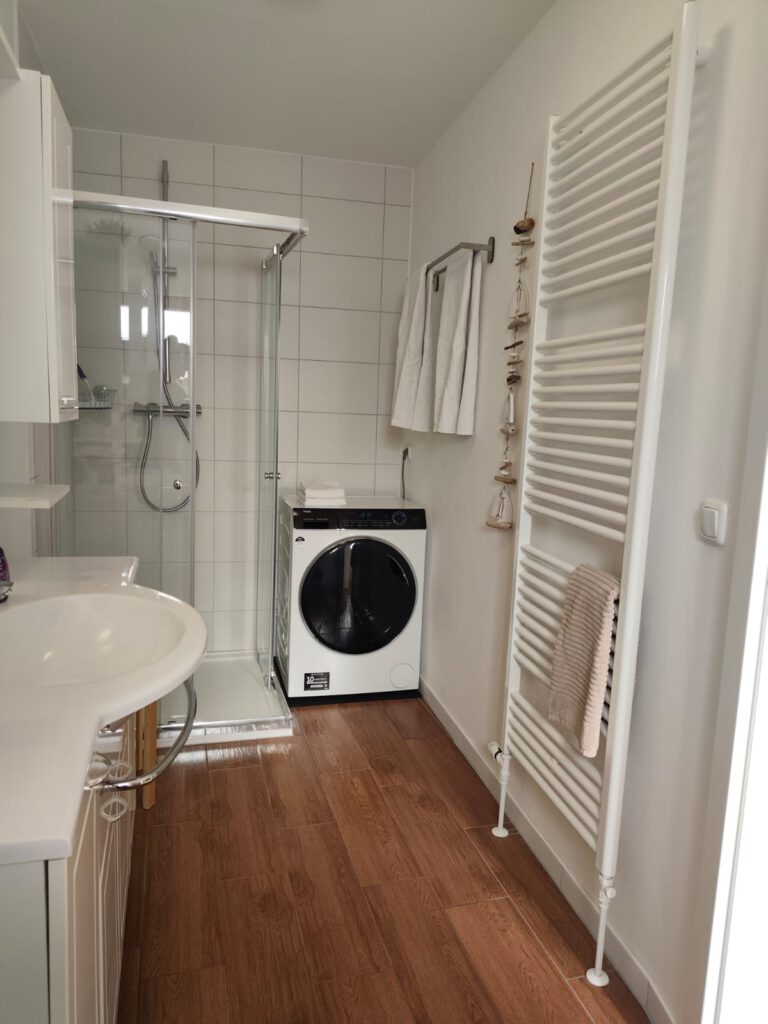 Badezimmer mit Dusche, WC und Waschtrockner